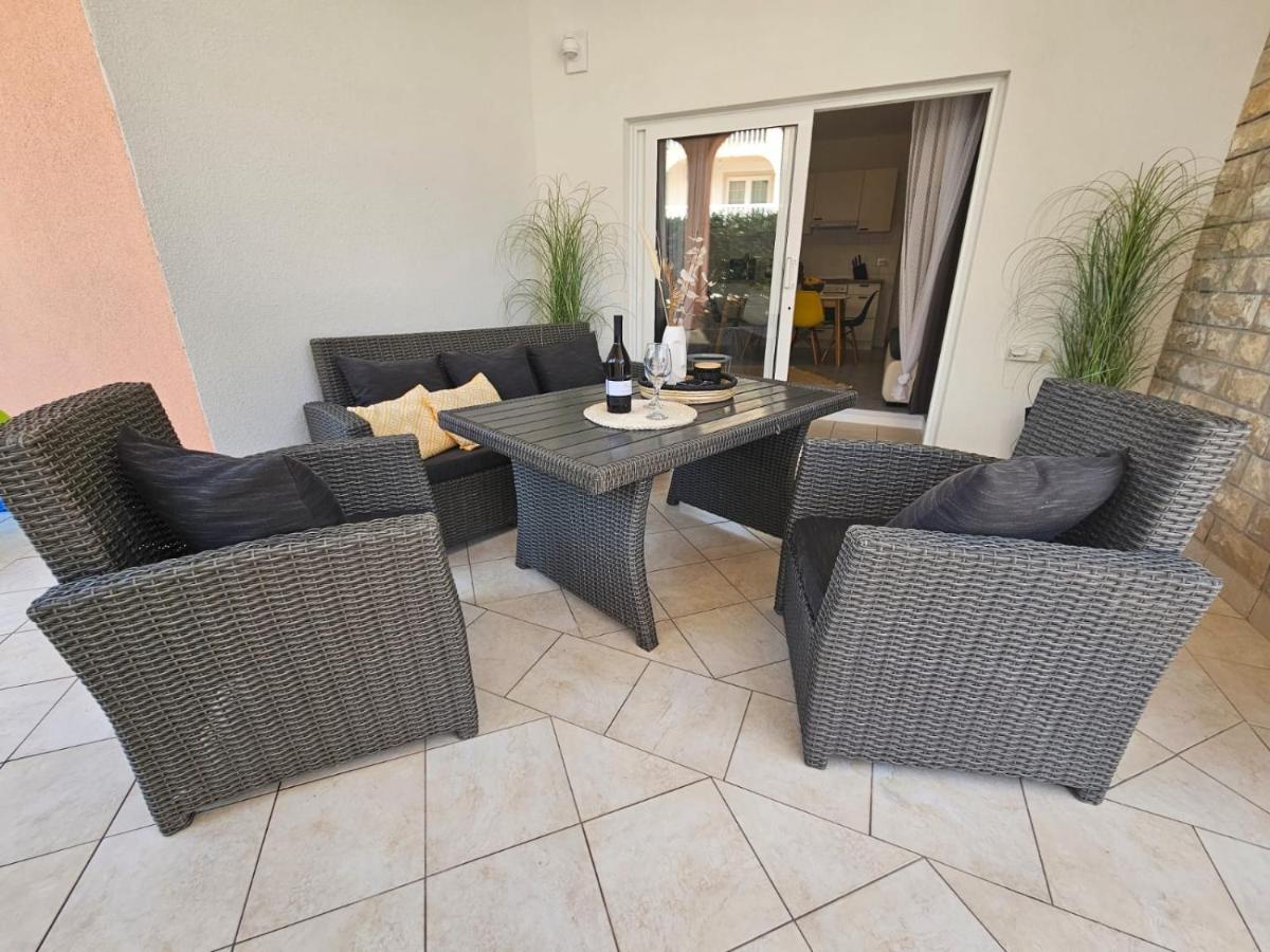 Apartment Melani Vir Luaran gambar